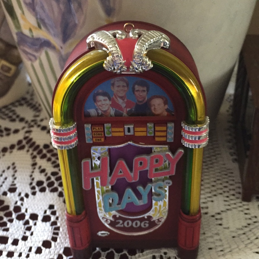 Happy Days Christmas ornament EUC never used🌷🌸🌸